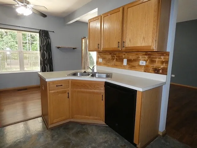 2517 Oak Tree Ln — Photo 2