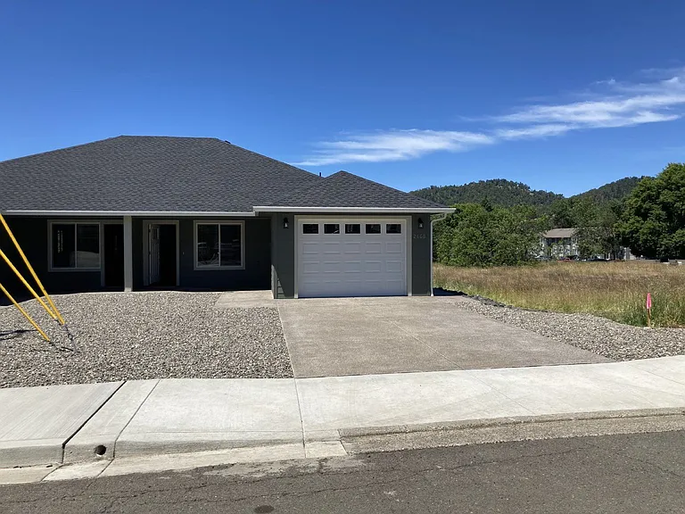 2468 NE Kerr St — Photo 2