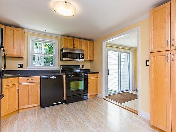 4th image of 11 Woodlawn St