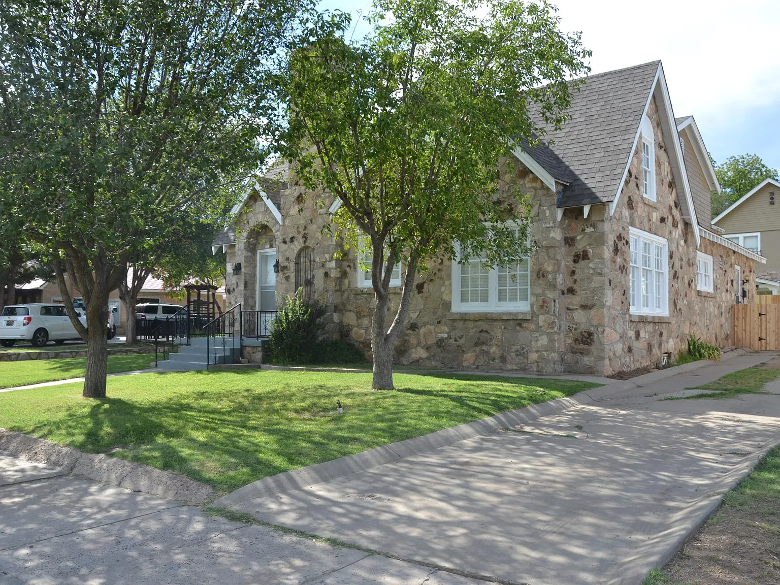 13 Riverside Drive — Photo 3