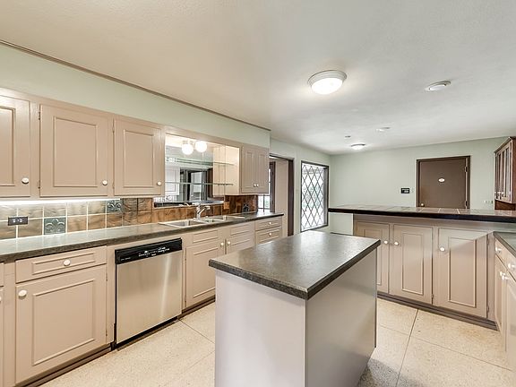 4th image of 2817 W Dengar Ave