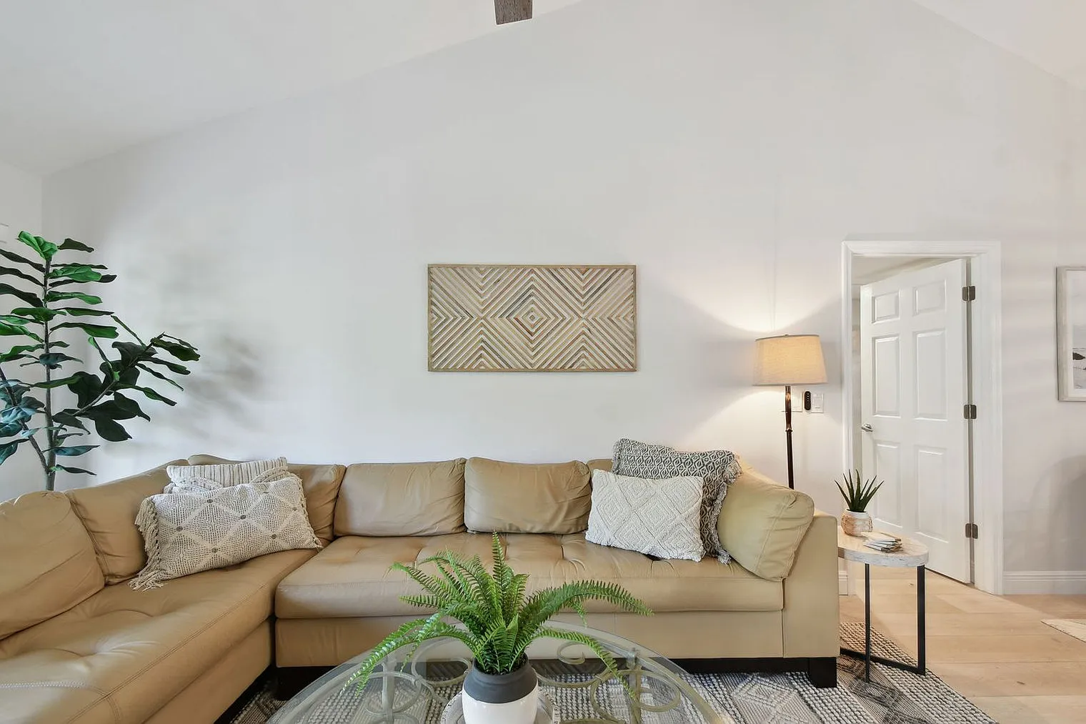 2 bed, 2.0 bath, 1076 sqft, $5,550 — Photo 3