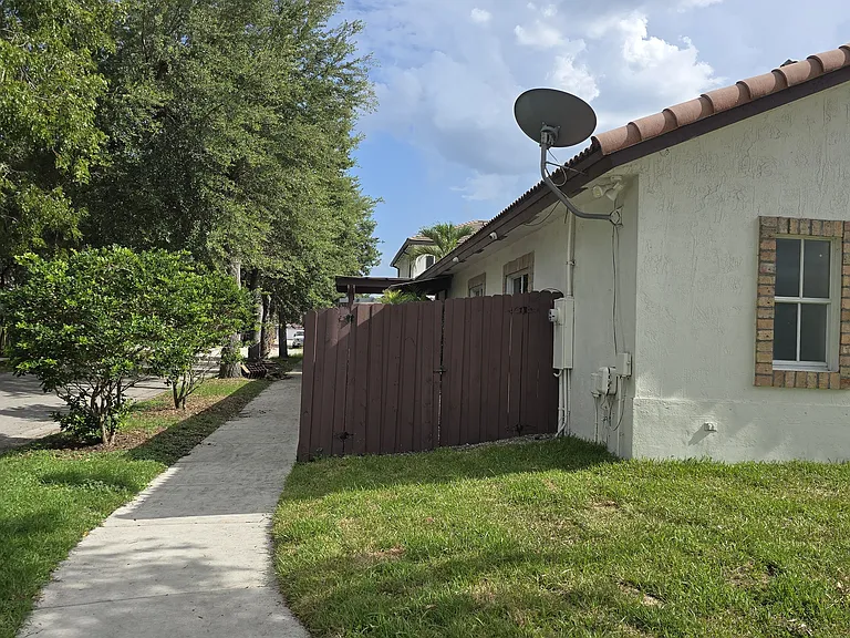 15826 SW 138th Ter — Photo 4