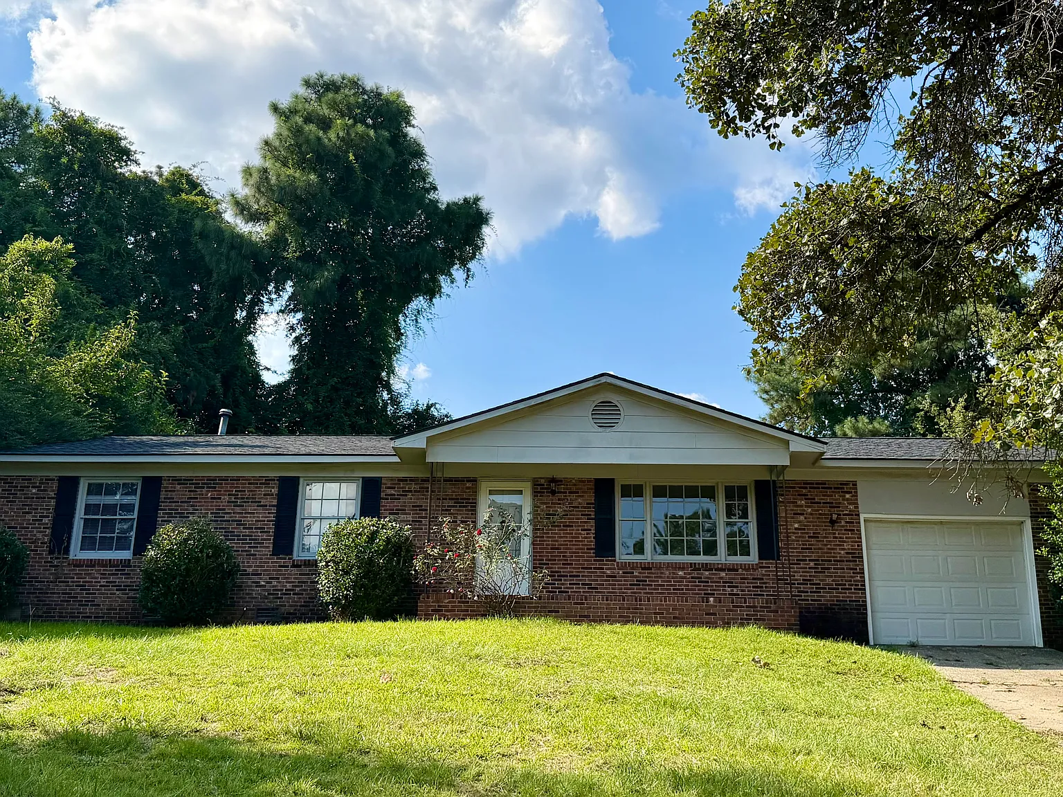 3 bed, 1274 sqft, $1,600 — Photo 1
