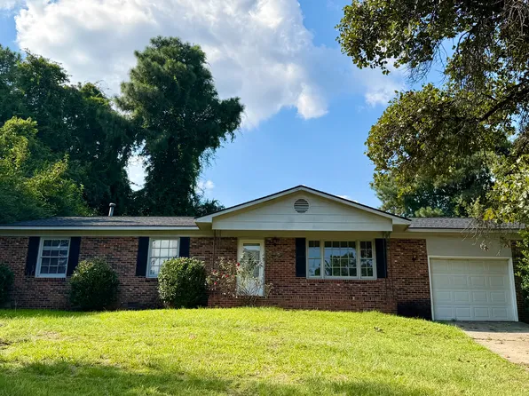 924 Carnegie Dr, Fayetteville, NC 28311