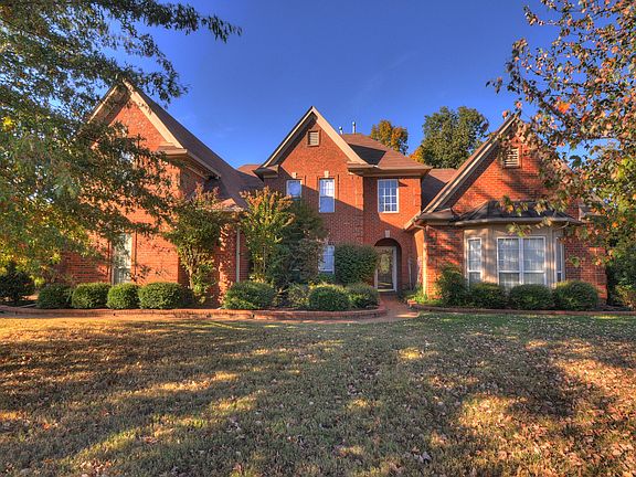 3rd image of 9388 Fir Hill Dr N