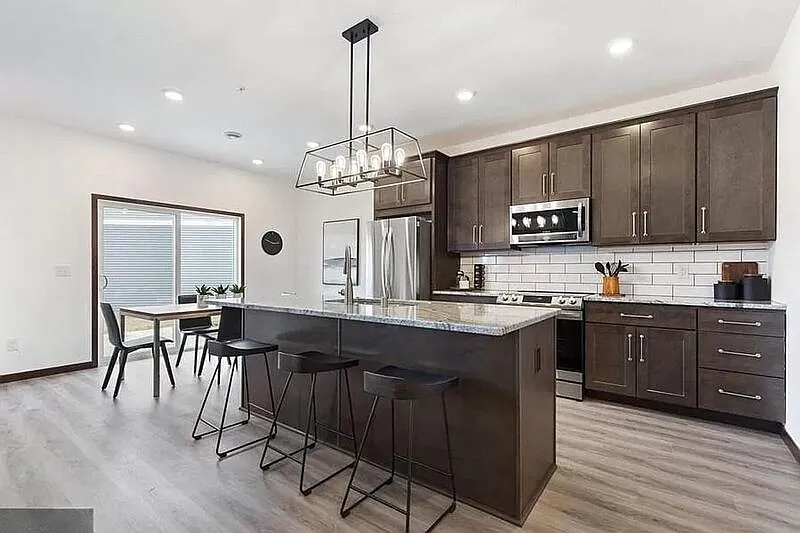 3 bed, 2.5 bath, 1726 sqft, $2,550 — Photo 2
