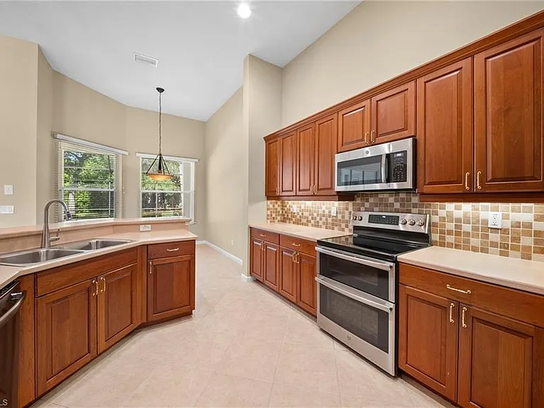 7914 Founders Cir — Photo 5