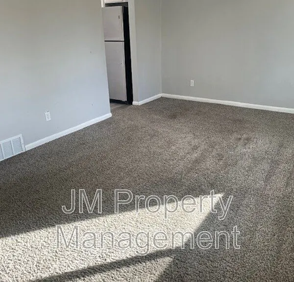 3138 W Dakota Ave — Photo 2