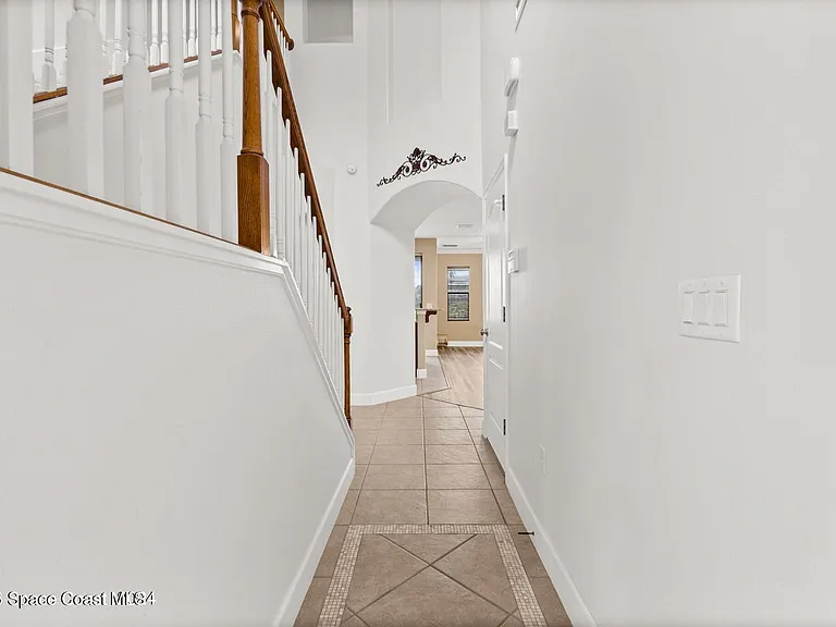765 Ventura Dr — Photo 2