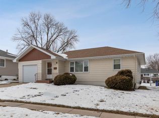 326 28th St NW, Cedar Rapids, IA 52405