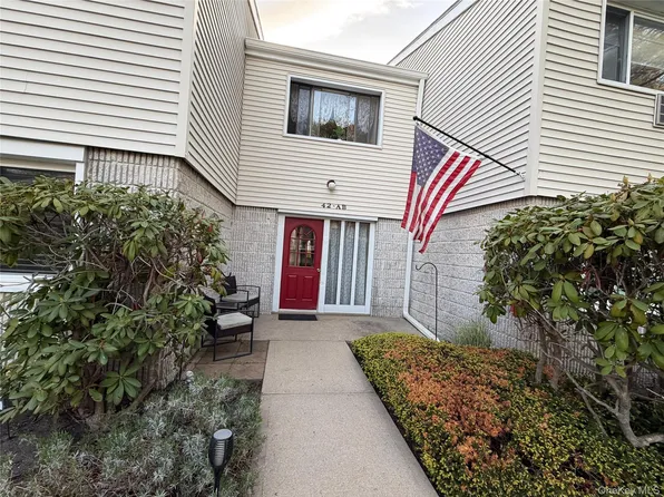 42 Richmond Boulevard #1B, Ronkonkoma, NY 11779