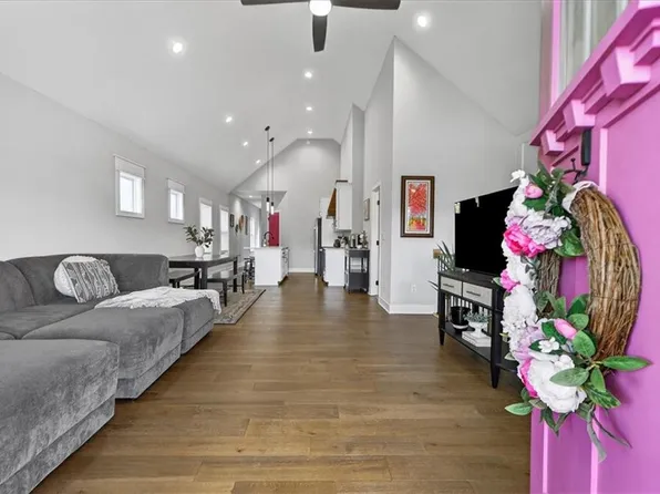 1004 S Harmony Ave, Independence, MO 64056