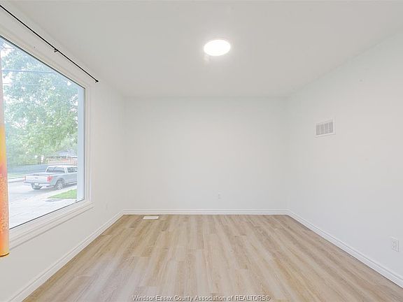 3rd image of 941 Cataraqui St
