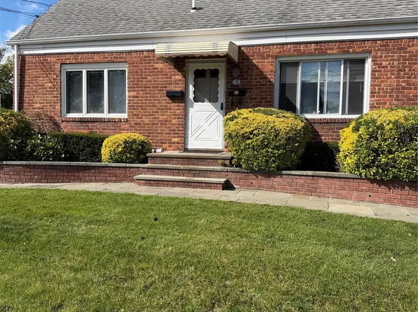 15 5th Ave, Westbury, NY 11590
