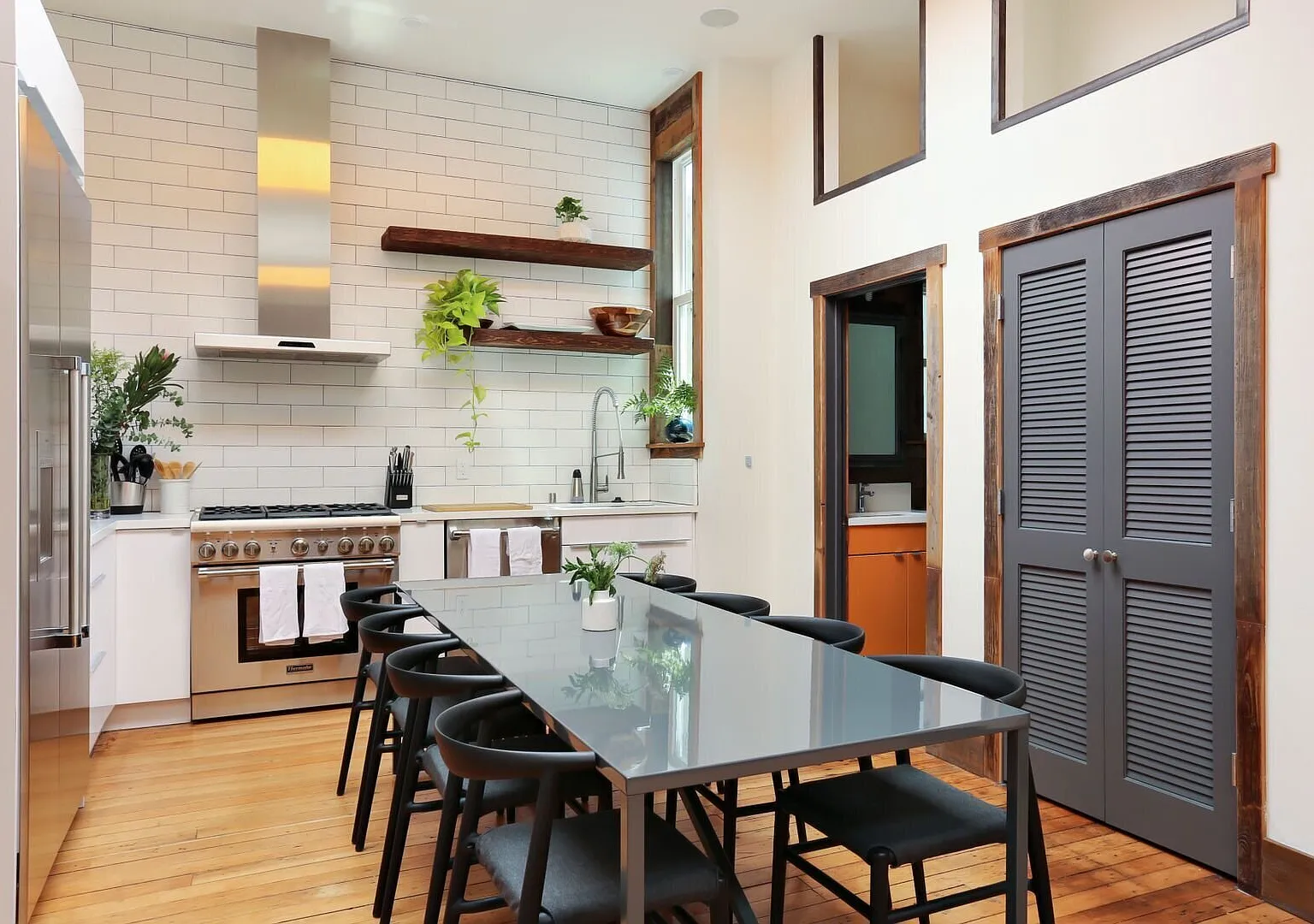 Modern SOMA Private Suite w/ kitchenette in Luxury Community Apartment! — Photo 4
