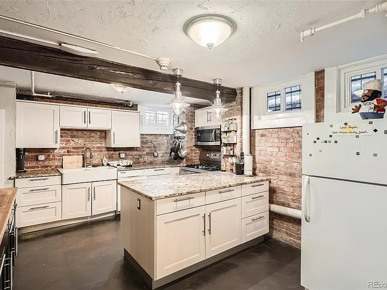 940 N Logan St — Photo 21