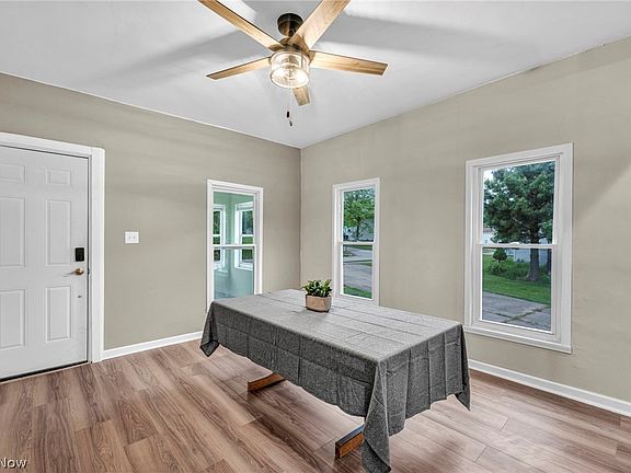 20th image of 262 E Walnut St