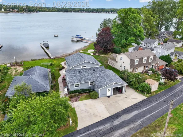 9749 Beverly Dr, Pinckney, MI 48169