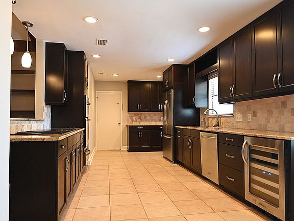 4th image of 2220 W The Woods Dr