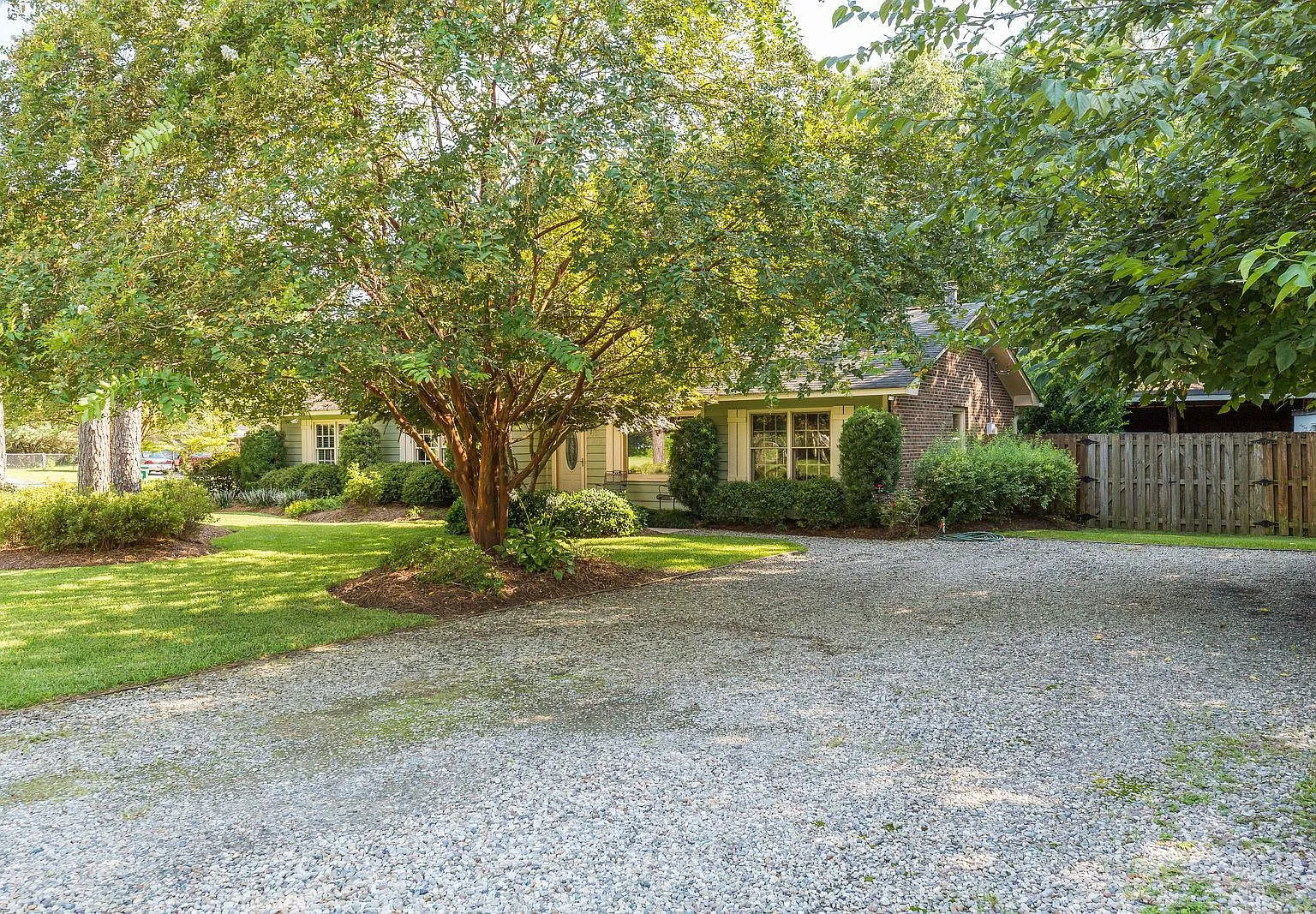 325 Ashford Ave — Photo 3