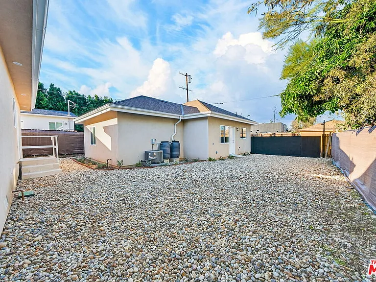 17623 Burbank Blvd — Photo 27