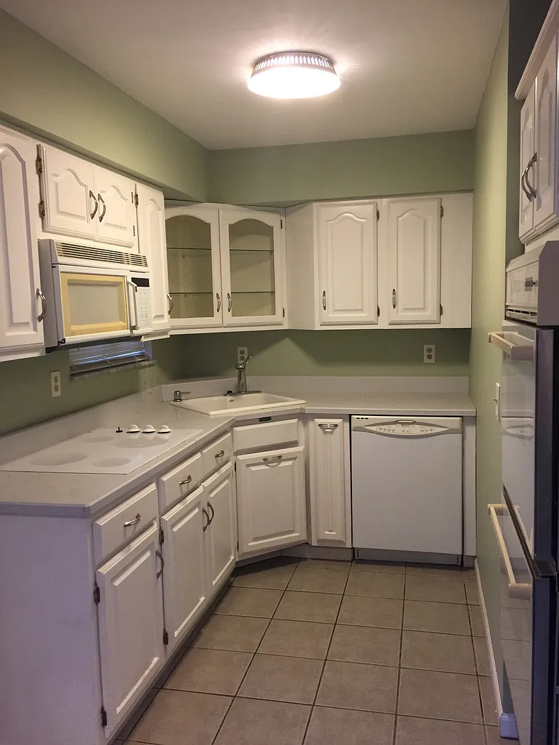 2 Bedroom House with Garage — Photo 2