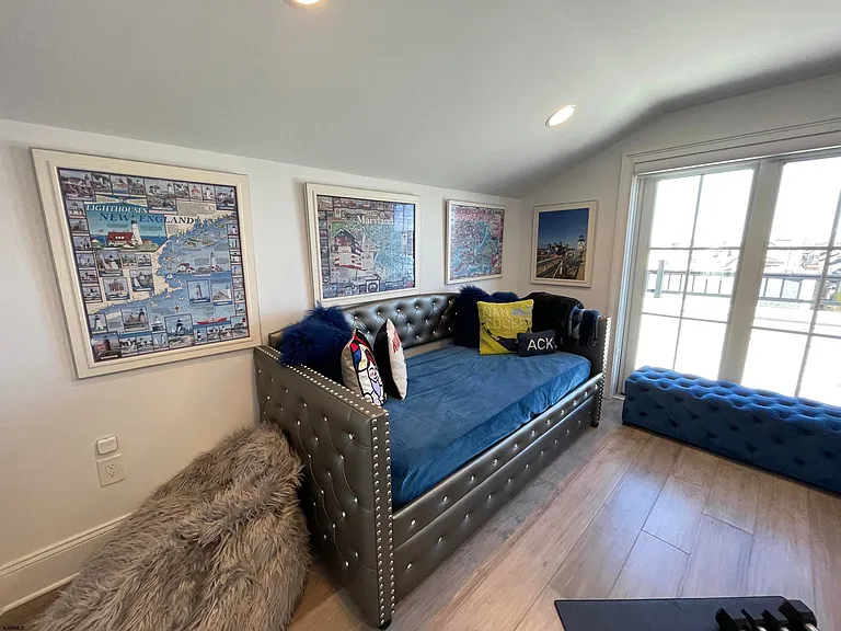 102 S Essex Ave — Photo 49