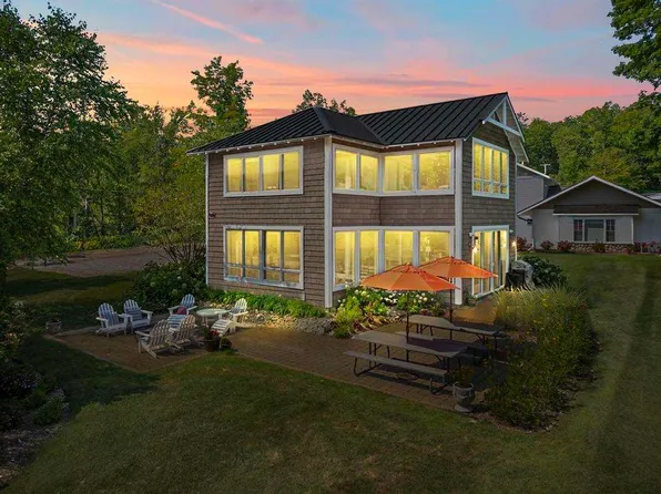 9447 Las Olas Dr, Charlevoix, MI 49720