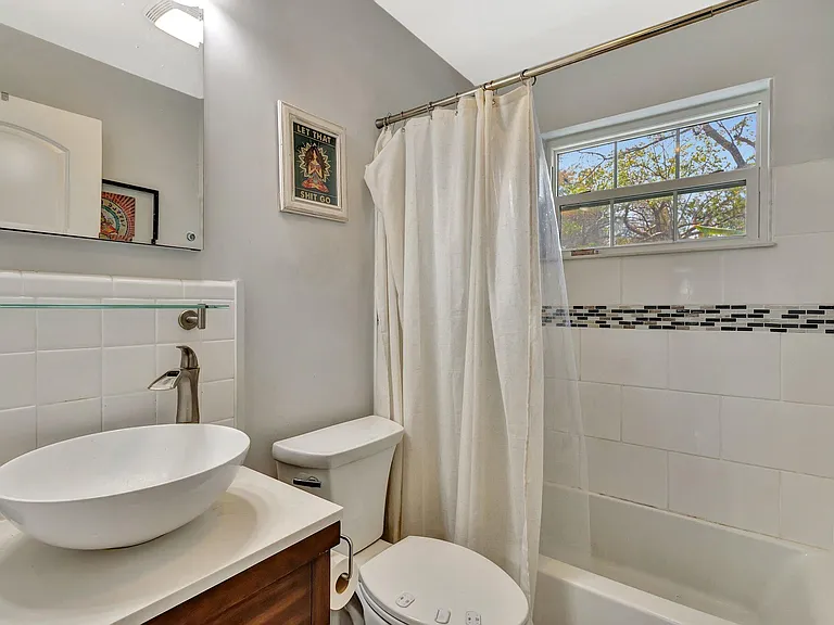 227 NE 12th St #2 — Photo 7