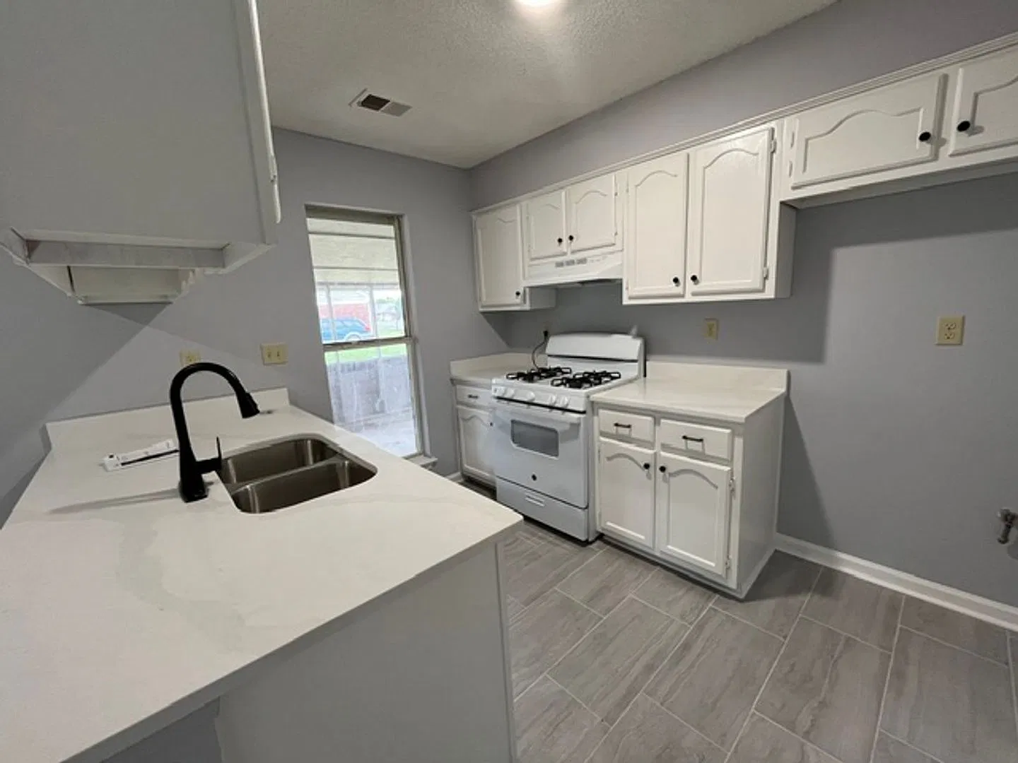 Renovated 3 Bedroom 2 Bath Home for Rent!! — Photo 3