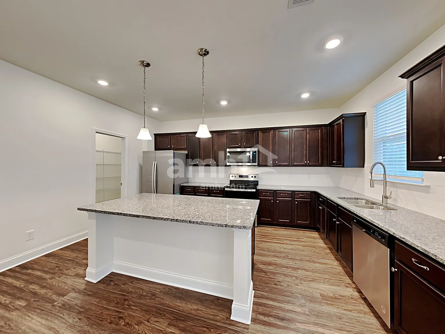 4 bed, 2.5 bath, 2326 sqft, $2,670 — Photo 4