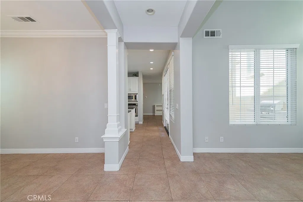 3 bed, 2.5 bath, 2014 sqft, $4,850 — Photo 2