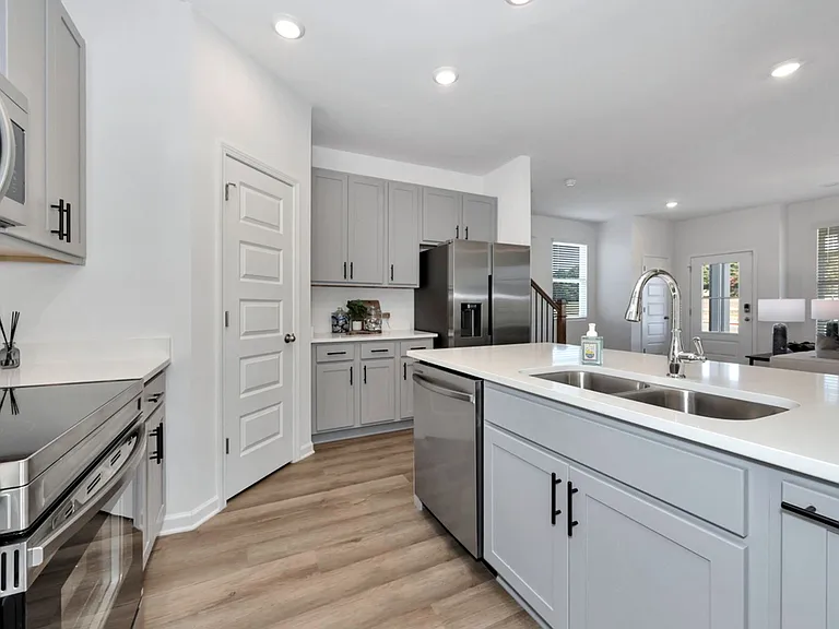 116 McGurn St — Photo 32
