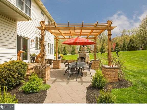 5th image of 10 Pinehurst Ct