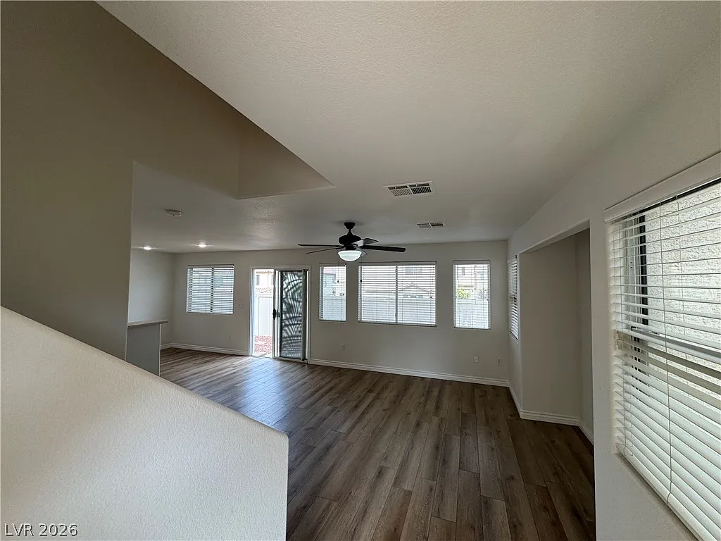 4 bed, 2.5 bath, 1572 sqft, $1,900 — Photo 2