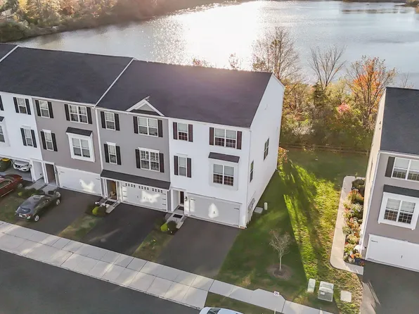 112 Edgewater Ct, Quakertown, PA 18951