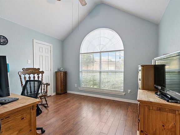 5th image of 113 Elmwood Trl