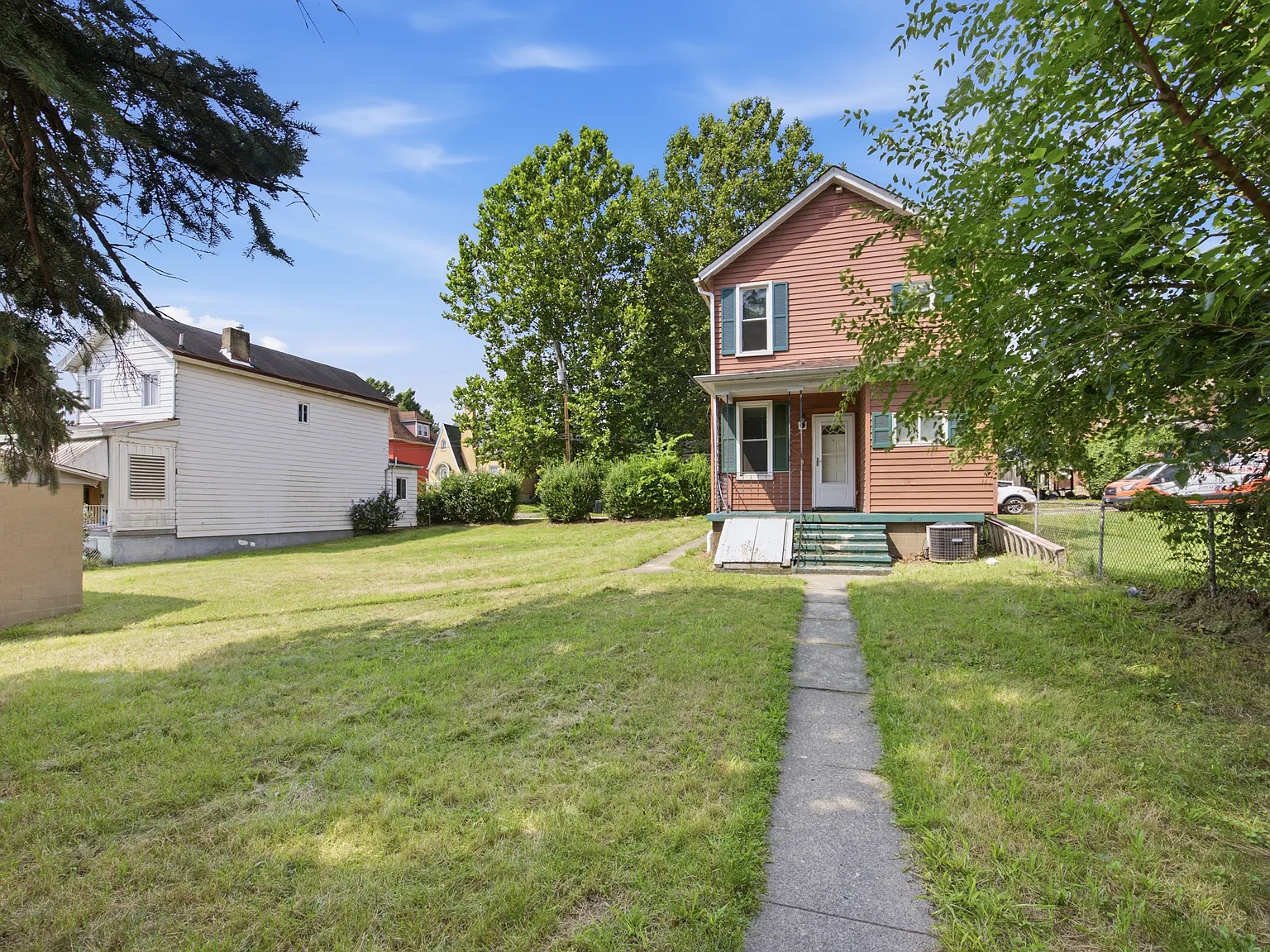 3 bed, 1136 sqft, $1,350 — Photo 1