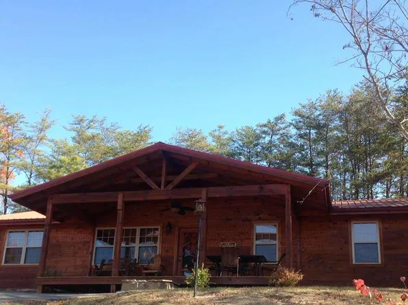 1738 Stinnett Rd, Pigeon Forge, TN 37876