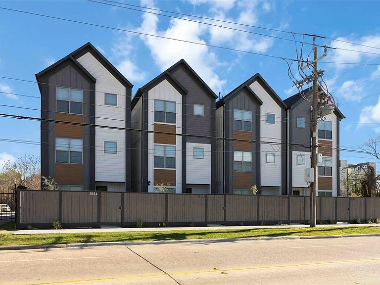 2528 Live Oak St — Photo 1