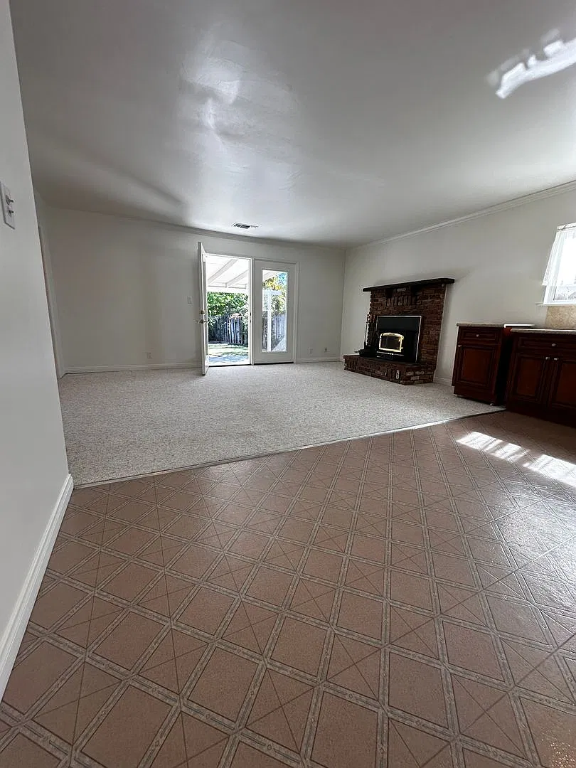 Great 3 bedroom, den, and 1.75 baths with garage — Photo 3