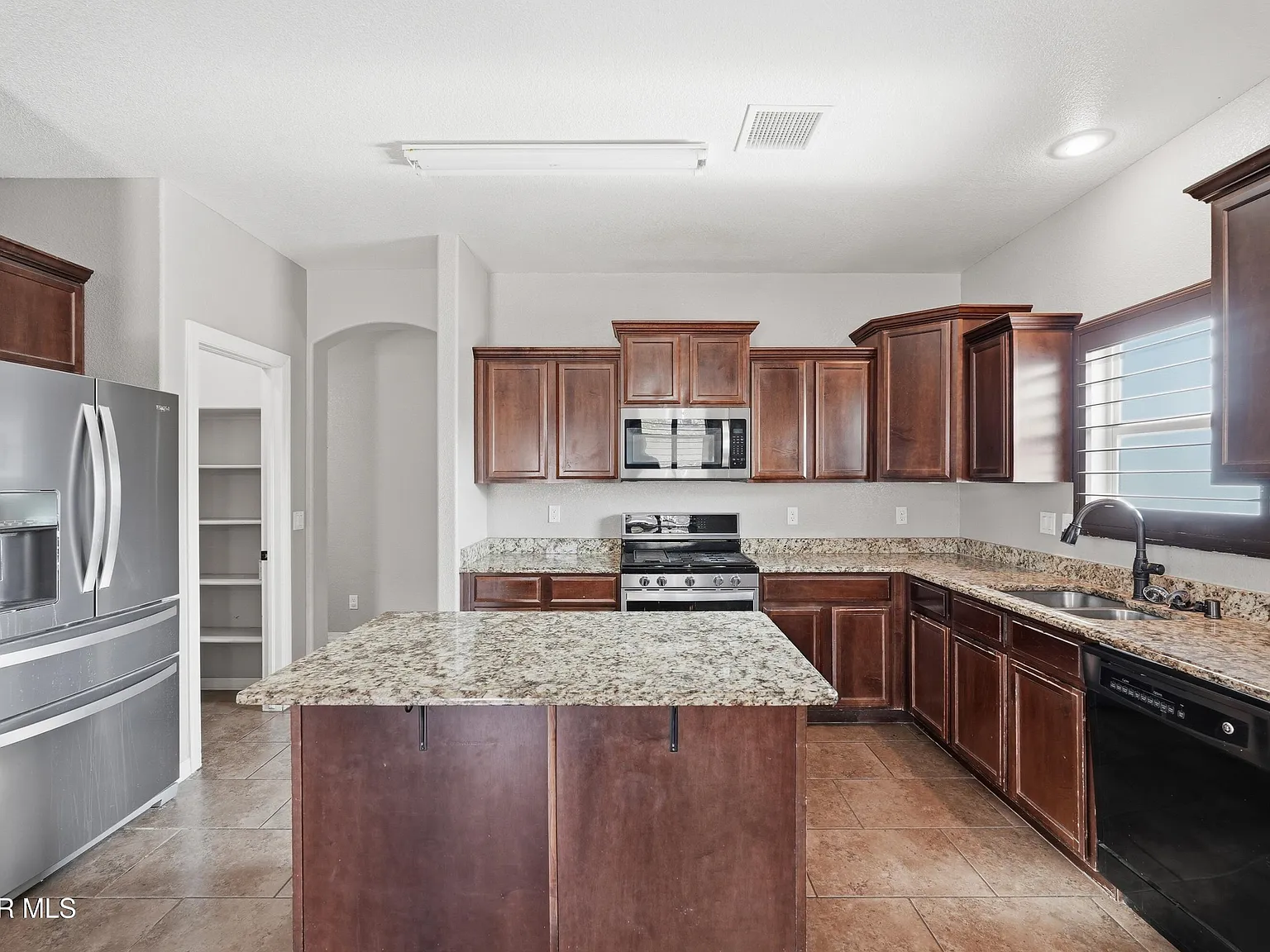 4 bed, 3.5 bath, 2550 sqft, $2,400 — Photo 4
