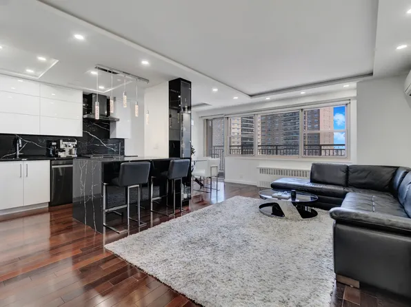 448 Neptune Avenue image 1 of 20