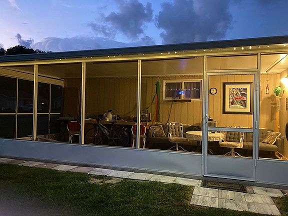 Fantastic porch for parties!