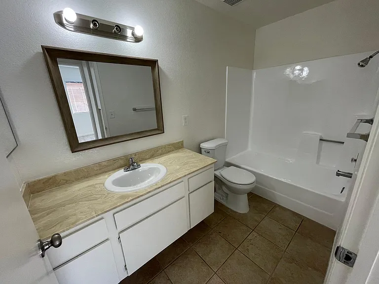 952 Pine Ave #B — Photo 15