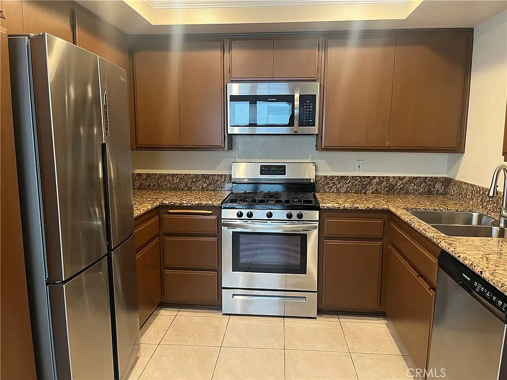 2 bed, 1.5 bath, 1476 sqft, $3,200 — Photo 2