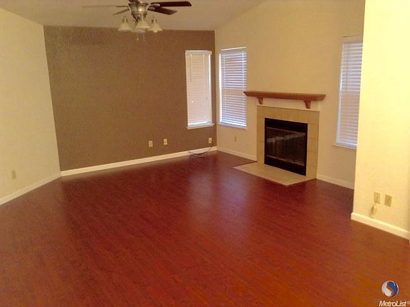 HUGE FAMILY ROOM & FIREPLACE