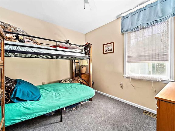 3rd image of 31 Hilltop Dr