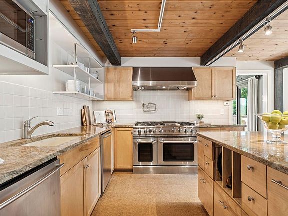 5th image of 105 Lower Moulton Lane